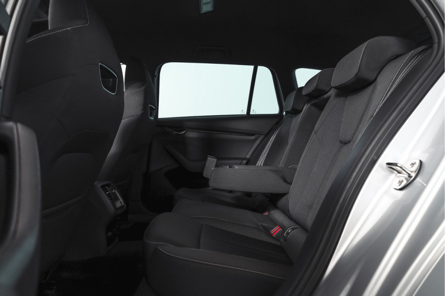 Škoda Octavia Combi 1.0 e-TSI 110 PK Sport Business - Automaat | Dig. Cockpit | Cruise | Stoelverw. | PDC | Camera | NAV + App. Connect | ECC | Afn. Trekhaak | LM 17" |