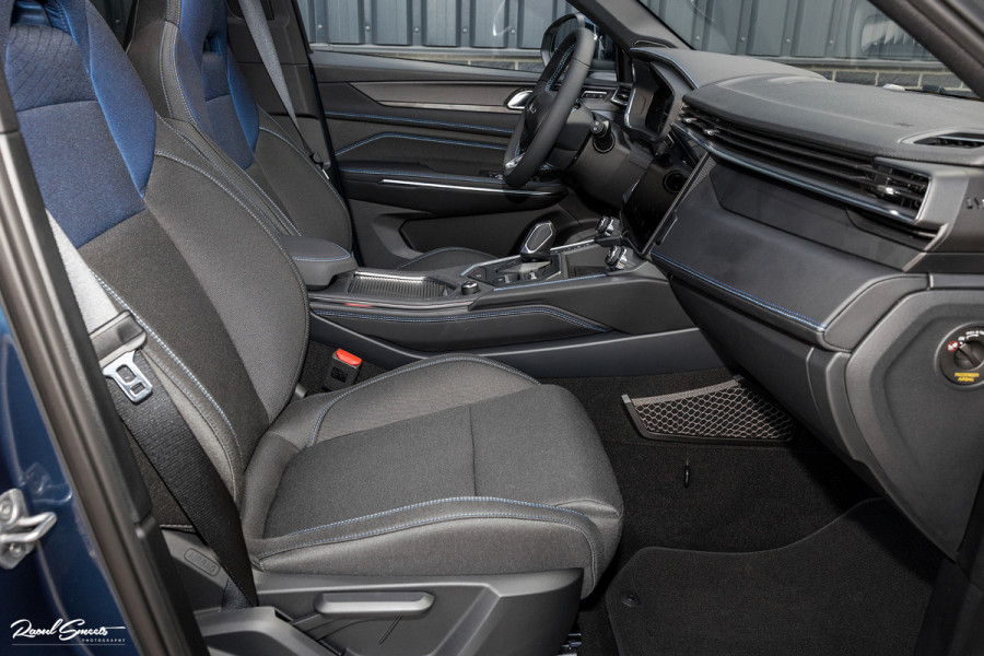 Lynk & Co 01 1.5 All-in geprijsd: inclusief onderhoud, 1 jaar BOVAG-garantie | Panorama dak | Adaptieve cruise | Blis | Memory |