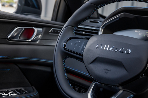 Lynk & Co 01 1.5 All-in geprijsd: inclusief onderhoud, 1 jaar BOVAG-garantie | Panorama dak | Adaptieve cruise | Blis | Memory |