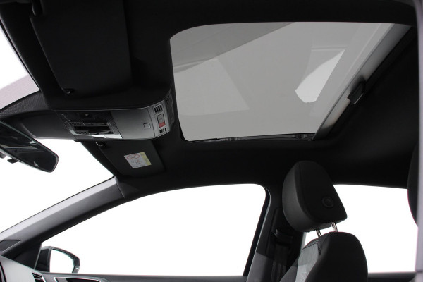 Volkswagen Polo 1.0 TSI DSG R-Line Panorama dak Navigatie App Connect Climate Control Parkeer sensoren Camera Cruise control adaptive Lichtmetalen velgen