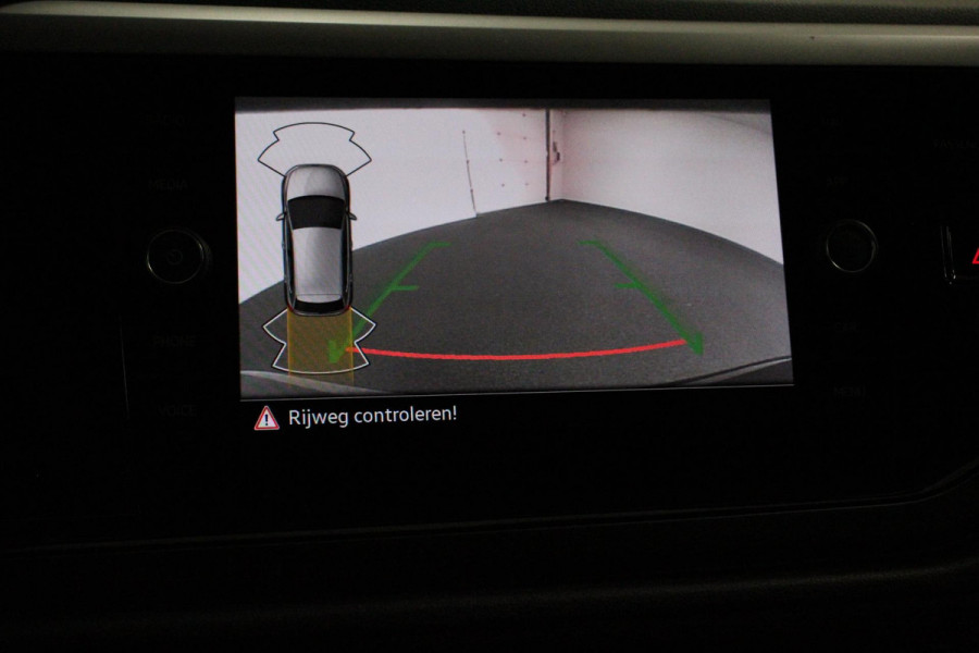 Volkswagen Polo 1.0 TSI DSG R-Line Panorama dak Navigatie App Connect Climate Control Parkeer sensoren Camera Cruise control adaptive Lichtmetalen velgen