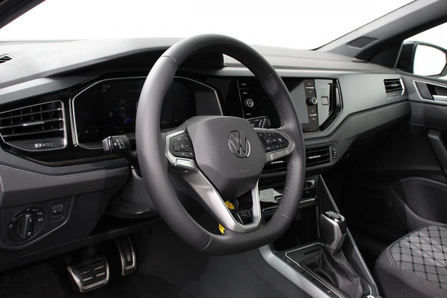Volkswagen Polo 1.0 TSI DSG R-Line Panorama dak Navigatie App Connect Climate Control Parkeer sensoren Camera Cruise control adaptive Lichtmetalen velgen