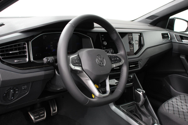 Volkswagen Polo 1.0 TSI DSG R-Line Panorama dak Navigatie App Connect Climate Control Parkeer sensoren Camera Cruise control adaptive Lichtmetalen velgen