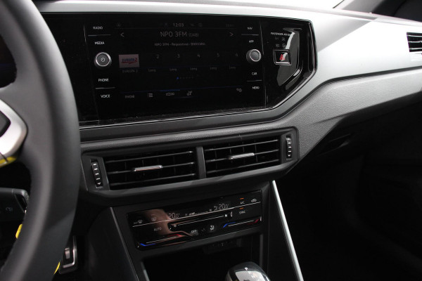 Volkswagen Polo 1.0 TSI DSG R-Line Panorama dak Navigatie App Connect Climate Control Parkeer sensoren Camera Cruise control adaptive Lichtmetalen velgen