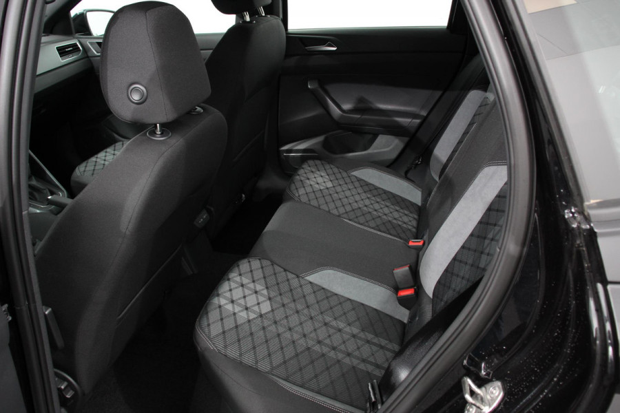 Volkswagen Polo 1.0 TSI DSG R-Line Panorama dak Navigatie App Connect Climate Control Parkeer sensoren Camera Cruise control adaptive Lichtmetalen velgen