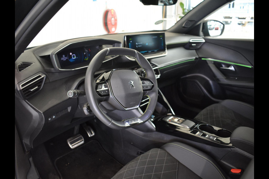 Peugeot e-2008 EV GT 50 kWh | Apple CarPlay / Android Auto | Keyless Entry | Parkeersensoren voor en achter |