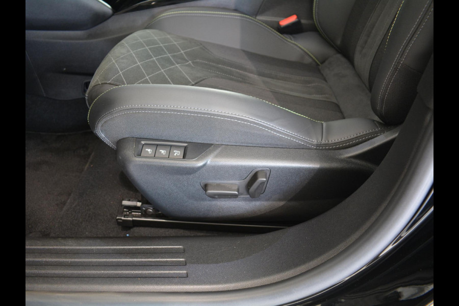 Peugeot e-2008 EV GT 50 kWh | Apple CarPlay / Android Auto | Keyless Entry | Parkeersensoren voor en achter |