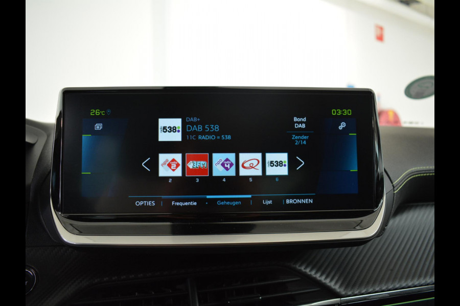 Peugeot e-2008 EV GT 50 kWh | Apple CarPlay / Android Auto | Keyless Entry | Parkeersensoren voor en achter |