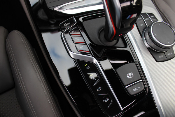 BMW X3 M / Trekhaak / Panoramadak / 360Camera / Head-up / Leder / Harman Kardon / 20'' / Stoelverwarming / Dodehoek / DAB / ACC