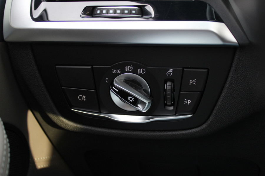 BMW X3 M / Trekhaak / Panoramadak / 360Camera / Head-up / Leder / Harman Kardon / 20'' / Stoelverwarming / Dodehoek / DAB / ACC