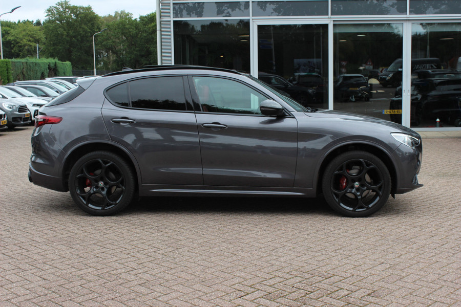 Alfa Romeo Stelvio 2.0 T AWD B-Tech / Panoramadak / Camera / Leder / 19'' / CarPlay / Harman Kardon / Navigatie / Stoel+Stuurverwarming / DAB / Dodehoek / Cruise Control