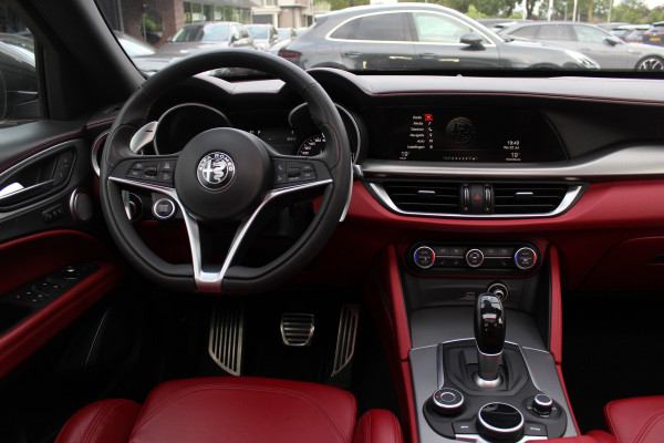 Alfa Romeo Stelvio 2.0 T AWD B-Tech / Panoramadak / Camera / Leder / 19'' / CarPlay / Harman Kardon / Navigatie / Stoel+Stuurverwarming / DAB / Dodehoek / Cruise Control