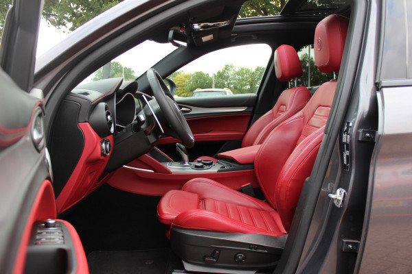 Alfa Romeo Stelvio 2.0 T AWD B-Tech / Panoramadak / Camera / Leder / 19'' / CarPlay / Harman Kardon / Navigatie / Stoel+Stuurverwarming / DAB / Dodehoek / Cruise Control