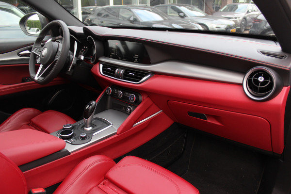 Alfa Romeo Stelvio 2.0 T AWD B-Tech / Panoramadak / Camera / Leder / 19'' / CarPlay / Harman Kardon / Navigatie / Stoel+Stuurverwarming / DAB / Dodehoek / Cruise Control