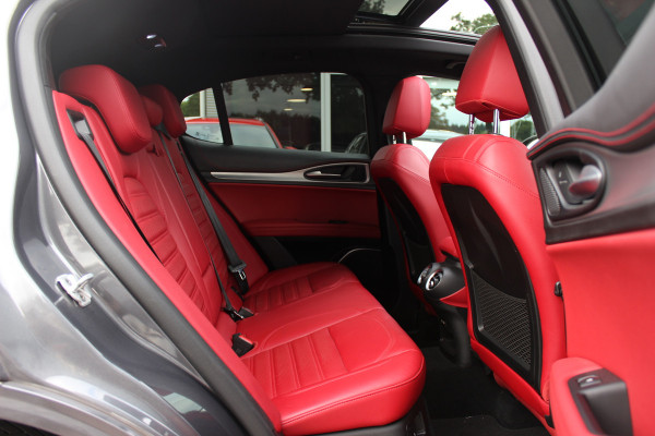 Alfa Romeo Stelvio 2.0 T AWD B-Tech / Panoramadak / Camera / Leder / 19'' / CarPlay / Harman Kardon / Navigatie / Stoel+Stuurverwarming / DAB / Dodehoek / Cruise Control