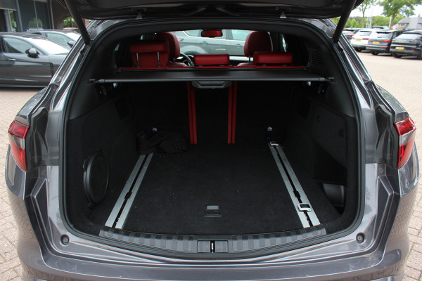 Alfa Romeo Stelvio 2.0 T AWD B-Tech / Panoramadak / Camera / Leder / 19'' / CarPlay / Harman Kardon / Navigatie / Stoel+Stuurverwarming / DAB / Dodehoek / Cruise Control