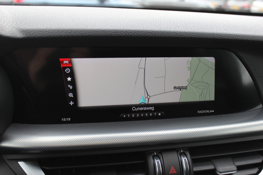 Alfa Romeo Stelvio 2.0 T AWD B-Tech / Panoramadak / Camera / Leder / 19'' / CarPlay / Harman Kardon / Navigatie / Stoel+Stuurverwarming / DAB / Dodehoek / Cruise Control