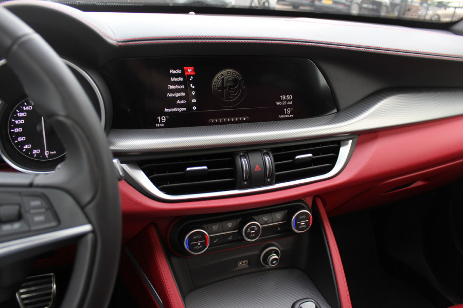 Alfa Romeo Stelvio 2.0 T AWD B-Tech / Panoramadak / Camera / Leder / 19'' / CarPlay / Harman Kardon / Navigatie / Stoel+Stuurverwarming / DAB / Dodehoek / Cruise Control