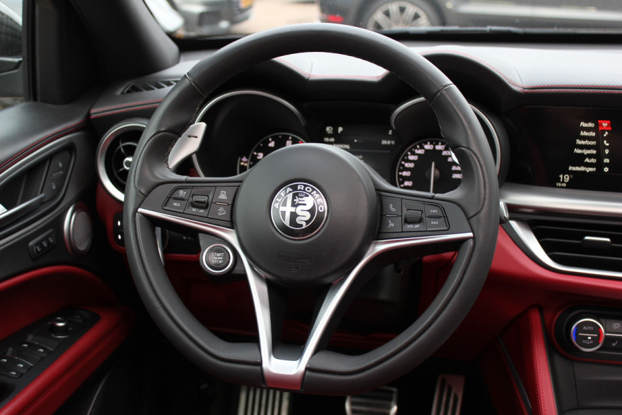 Alfa Romeo Stelvio 2.0 T AWD B-Tech / Panoramadak / Camera / Leder / 19'' / CarPlay / Harman Kardon / Navigatie / Stoel+Stuurverwarming / DAB / Dodehoek / Cruise Control
