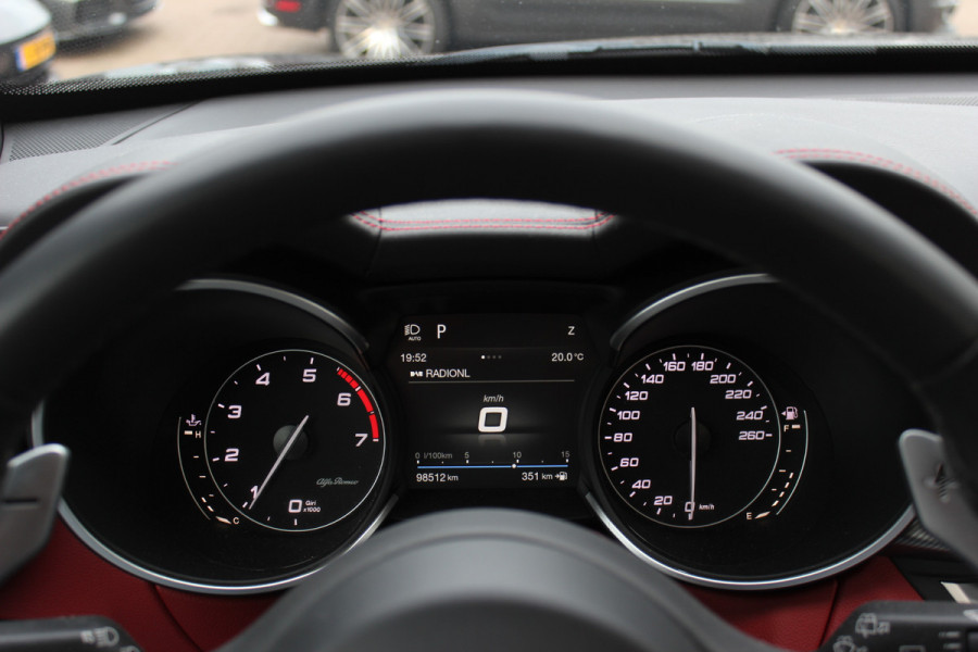 Alfa Romeo Stelvio 2.0 T AWD B-Tech / Panoramadak / Camera / Leder / 19'' / CarPlay / Harman Kardon / Navigatie / Stoel+Stuurverwarming / DAB / Dodehoek / Cruise Control