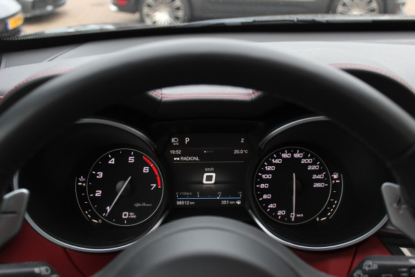 Alfa Romeo Stelvio 2.0 T AWD B-Tech / Panoramadak / Camera / Leder / 19'' / CarPlay / Harman Kardon / Navigatie / Stoel+Stuurverwarming / DAB / Dodehoek / Cruise Control
