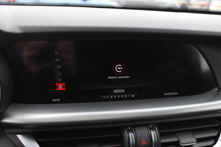 Alfa Romeo Stelvio 2.0 T AWD B-Tech / Panoramadak / Camera / Leder / 19'' / CarPlay / Harman Kardon / Navigatie / Stoel+Stuurverwarming / DAB / Dodehoek / Cruise Control
