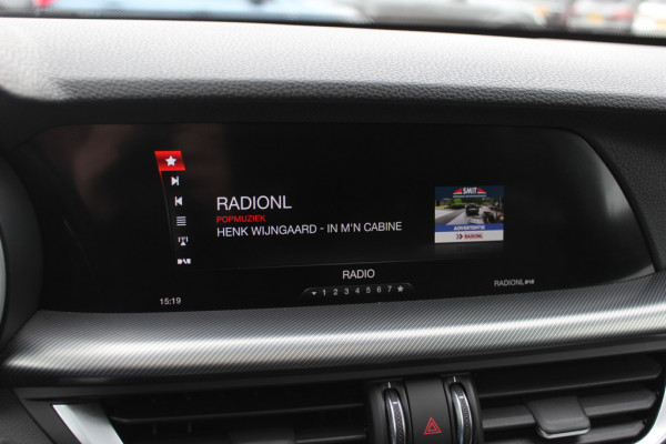Alfa Romeo Stelvio 2.0 T AWD B-Tech / Panoramadak / Camera / Leder / 19'' / CarPlay / Harman Kardon / Navigatie / Stoel+Stuurverwarming / DAB / Dodehoek / Cruise Control