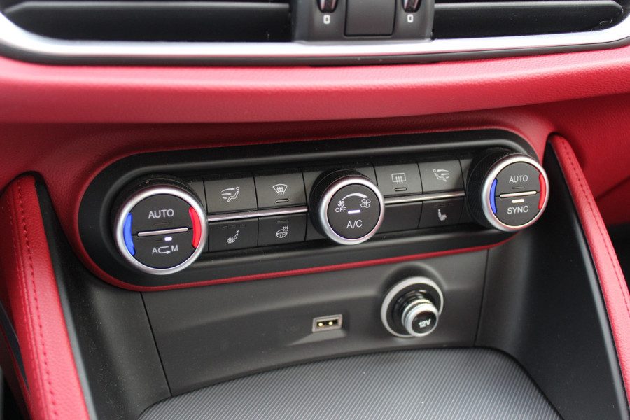 Alfa Romeo Stelvio 2.0 T AWD B-Tech / Panoramadak / Camera / Leder / 19'' / CarPlay / Harman Kardon / Navigatie / Stoel+Stuurverwarming / DAB / Dodehoek / Cruise Control