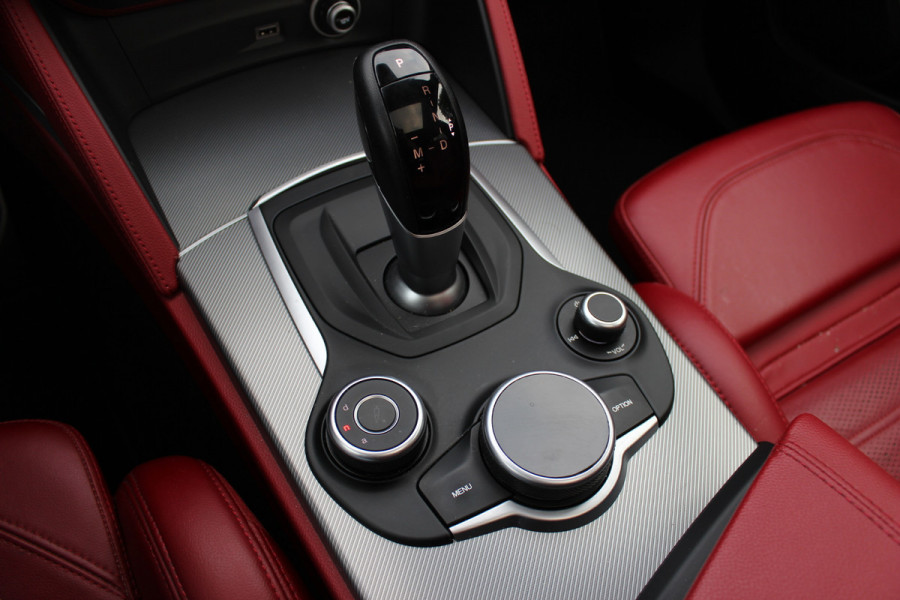 Alfa Romeo Stelvio 2.0 T AWD B-Tech / Panoramadak / Camera / Leder / 19'' / CarPlay / Harman Kardon / Navigatie / Stoel+Stuurverwarming / DAB / Dodehoek / Cruise Control