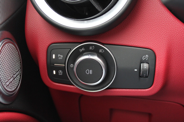 Alfa Romeo Stelvio 2.0 T AWD B-Tech / Panoramadak / Camera / Leder / 19'' / CarPlay / Harman Kardon / Navigatie / Stoel+Stuurverwarming / DAB / Dodehoek / Cruise Control