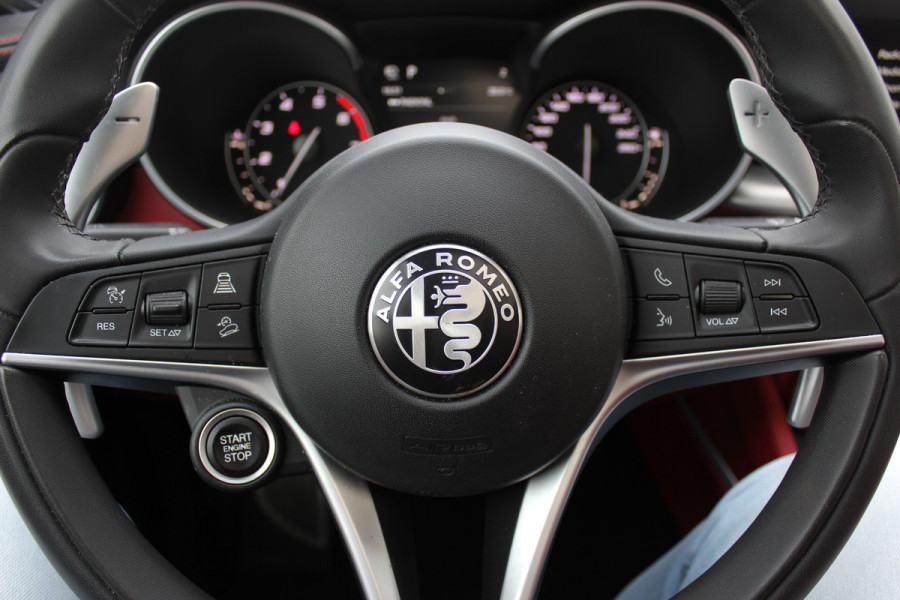 Alfa Romeo Stelvio 2.0 T AWD B-Tech / Panoramadak / Camera / Leder / 19'' / CarPlay / Harman Kardon / Navigatie / Stoel+Stuurverwarming / DAB / Dodehoek / Cruise Control