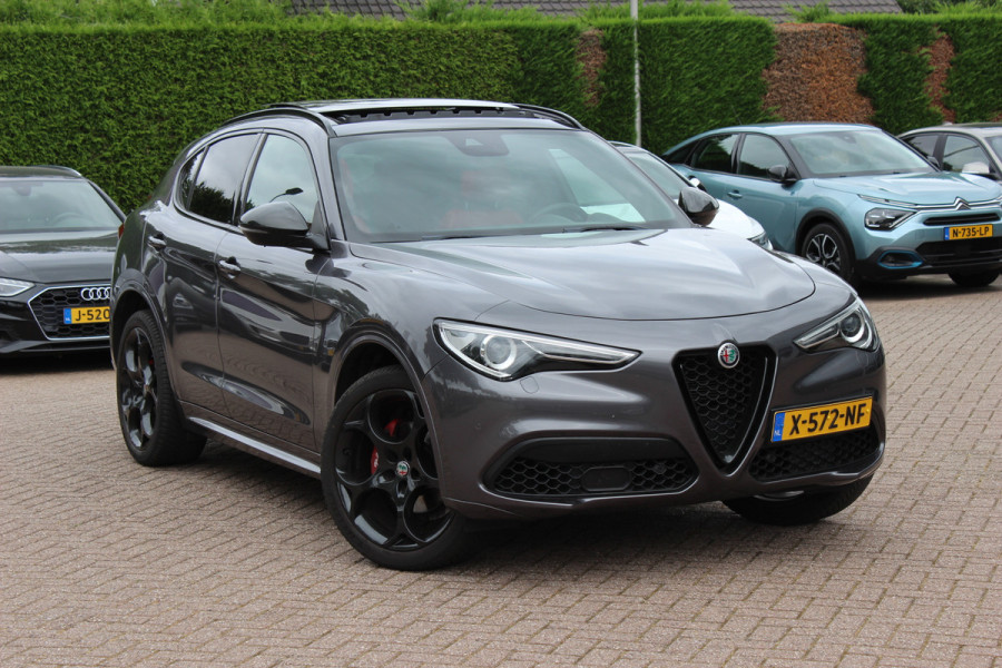 Alfa Romeo Stelvio 2.0 T AWD B-Tech / Panoramadak / Camera / Leder / 19'' / CarPlay / Harman Kardon / Navigatie / Stoel+Stuurverwarming / DAB / Dodehoek / Cruise Control