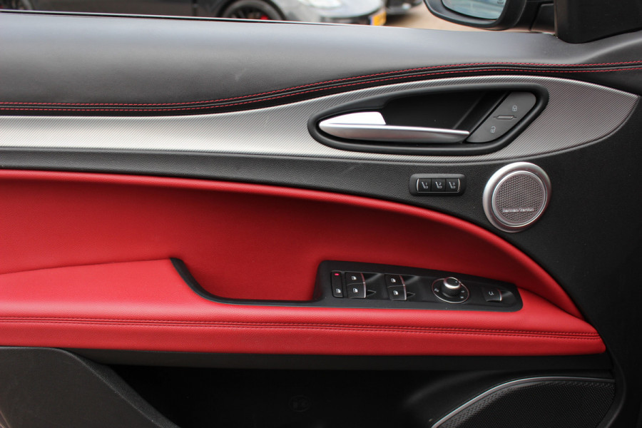 Alfa Romeo Stelvio 2.0 T AWD B-Tech / Panoramadak / Camera / Leder / 19'' / CarPlay / Harman Kardon / Navigatie / Stoel+Stuurverwarming / DAB / Dodehoek / Cruise Control