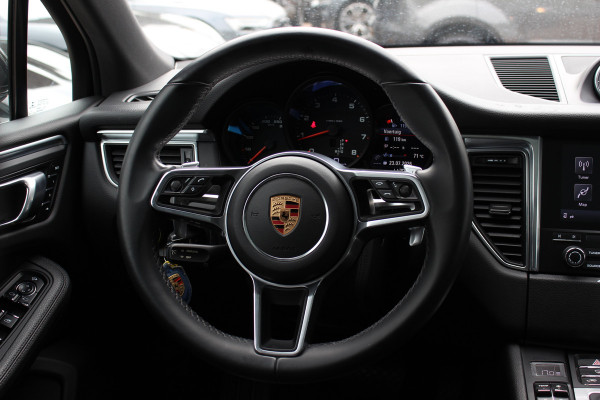 Porsche Macan 2.0 / Panoramadak / Camera / Luchtvering / Sportchrono / Bose / 21'' / Leder / Navigatie / Comfortstoelen / DAB / Stoelverwarming / Cruise Control