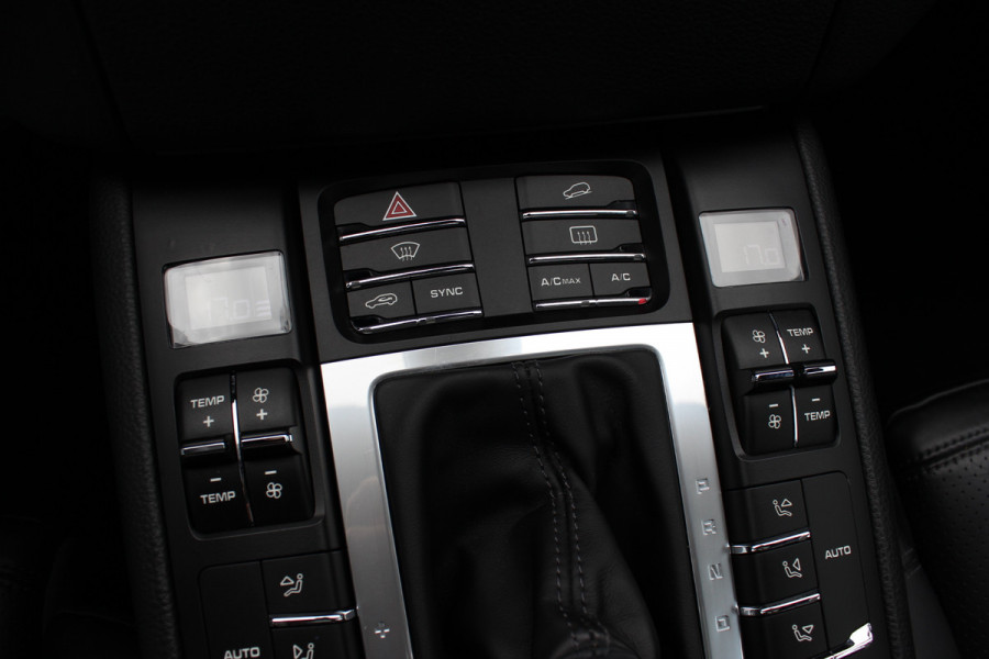 Porsche Macan 2.0 / Panoramadak / Camera / Luchtvering / Sportchrono / Bose / 21'' / Leder / Navigatie / Comfortstoelen / DAB / Stoelverwarming / Cruise Control