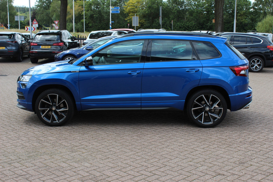 Škoda Karoq 2.0 TSI 4x4 Sportline Business / NL Auto! / Trekhaak / Panoramadak / Camera / CarPlay / Keyless / 19'' / DAB / Cruise Control