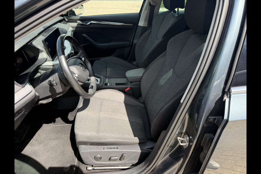 Škoda Octavia Combi 1.5 e-TSI Business Edition Plus | Stoelverwarming | Head-Up Display | Memory Seat | Keyless | Navigatie | Parkeersensoren | Cruise Control | Apple Carplay | Camera | Ambiance Verlichting |