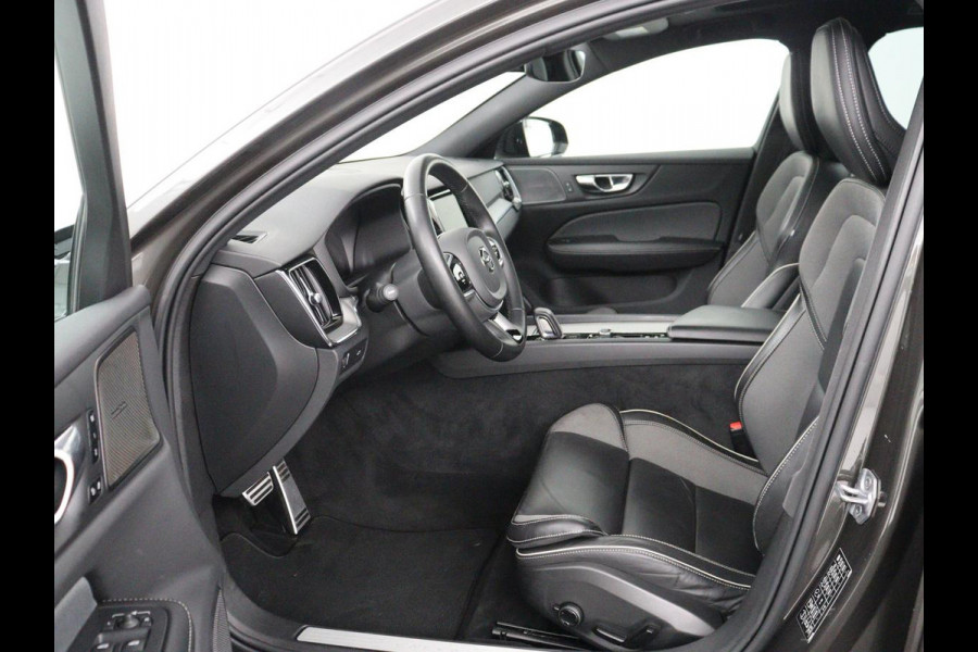 Volvo V60 2.0 B3 R-Design | Panoramadak | Trekhaak | Leder | Memory | Stuur/stoel verwarming | Harman/Kardon | Camera | Adaptive cruise | Carplay |