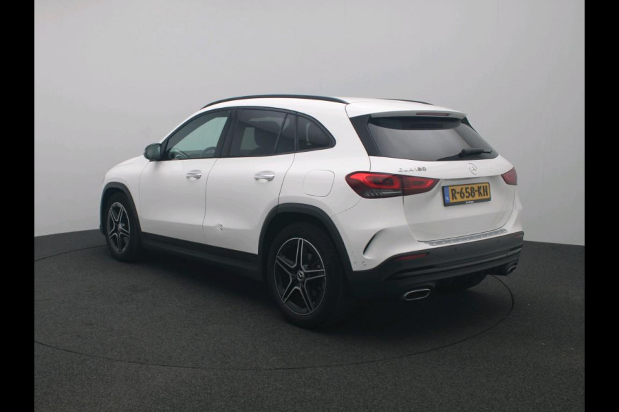 Mercedes-Benz GLA 180 AMG Line Premium | Night Pakket | Ledkoplampen | Parkeerpakket met achteruitrijcamera | Sfeerverlichting. Inclusief 24 maanden Mercedes-Benz Certified garantie voor Europa.