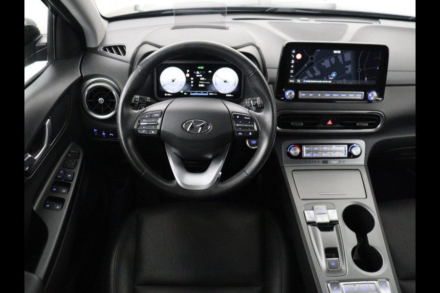 Hyundai Kona EV Premium 64 KWh | SOH 96.2% | Leder | Trekhaak | Head-up | Stoelventilatie | Stuur/stoel verwarming | Adaptive cruise | Camera | Park assist | Carplay | Dodehoek detectie | Krell sound |