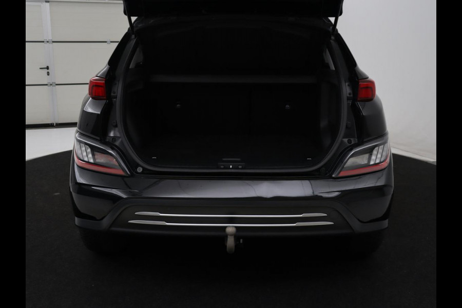 Hyundai Kona EV Premium 64 KWh | SOH 96.2% | Leder | Trekhaak | Head-up | Stoelventilatie | Stuur/stoel verwarming | Adaptive cruise | Camera | Park assist | Carplay | Dodehoek detectie | Krell sound |