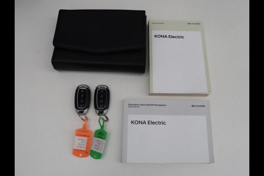 Hyundai Kona EV Premium 64 KWh | SOH 96.2% | Leder | Trekhaak | Head-up | Stoelventilatie | Stuur/stoel verwarming | Adaptive cruise | Camera | Park assist | Carplay | Dodehoek detectie | Krell sound |