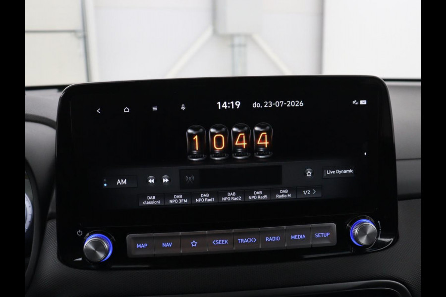 Hyundai Kona EV Premium 64 KWh | SOH 96.2% | Leder | Trekhaak | Head-up | Stoelventilatie | Stuur/stoel verwarming | Adaptive cruise | Camera | Park assist | Carplay | Dodehoek detectie | Krell sound |