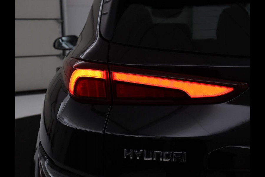 Hyundai Kona EV Premium 64 KWh | SOH 96.2% | Leder | Trekhaak | Head-up | Stoelventilatie | Stuur/stoel verwarming | Adaptive cruise | Camera | Park assist | Carplay | Dodehoek detectie | Krell sound |