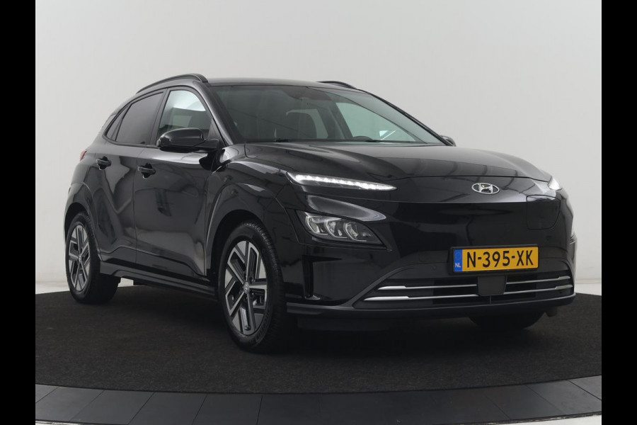 Hyundai Kona EV Premium 64 KWh | SOH 96.2% | Leder | Trekhaak | Head-up | Stoelventilatie | Stuur/stoel verwarming | Adaptive cruise | Camera | Park assist | Carplay | Dodehoek detectie | Krell sound |
