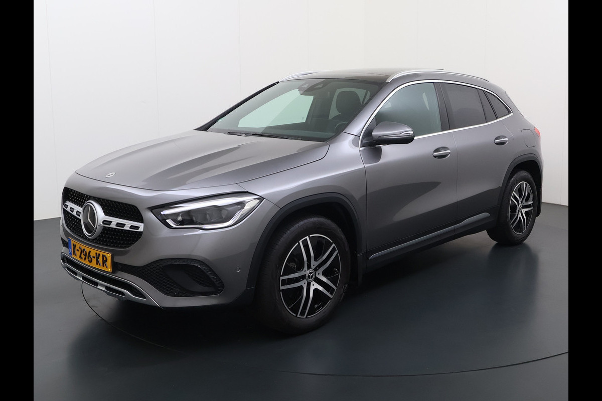 Mercedes-Benz GLA 200 Luxury // Panorama dak // Distronic // Memory Stoelen // MultiBeam LED // Rijassistentie pakket // Sfeerverlichting // Camer