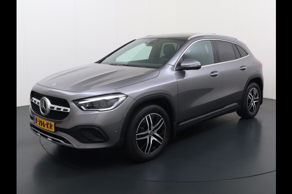 Mercedes-Benz GLA 200 Luxury // Panorama dak // Distronic // Memory Stoelen // MultiBeam LED // Rijassistentie pakket // Sfeerverlichting // Camer