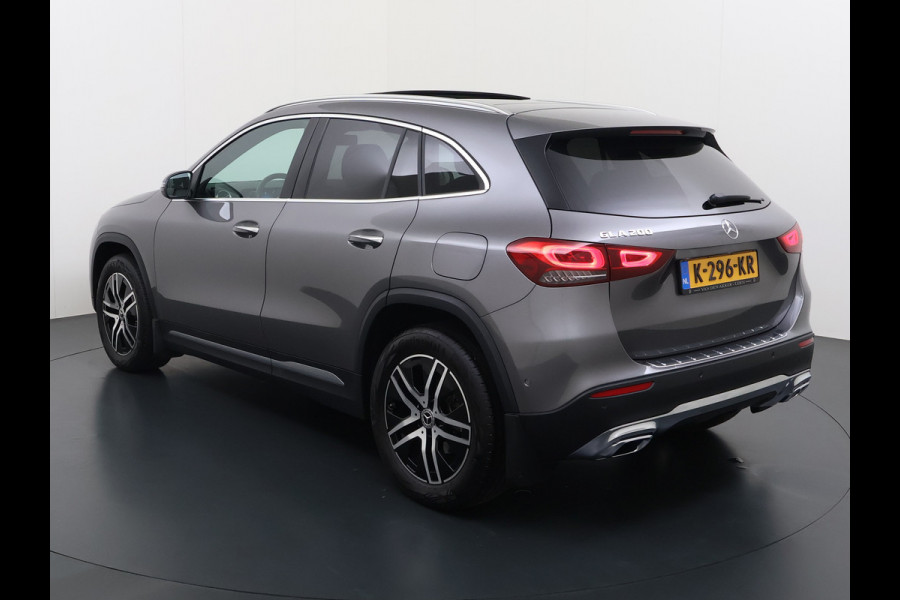 Mercedes-Benz GLA 200 Luxury // Panorama dak // Distronic // Memory Stoelen // MultiBeam LED // Rijassistentie pakket // Sfeerverlichting // Camer