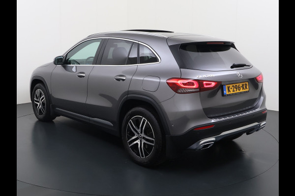 Mercedes-Benz GLA 200 Luxury // Panorama dak // Distronic // Memory Stoelen // MultiBeam LED // Rijassistentie pakket // Sfeerverlichting // Camer