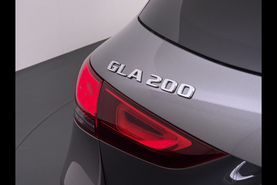 Mercedes-Benz GLA 200 Luxury // Panorama dak // Distronic // Memory Stoelen // MultiBeam LED // Rijassistentie pakket // Sfeerverlichting // Camer